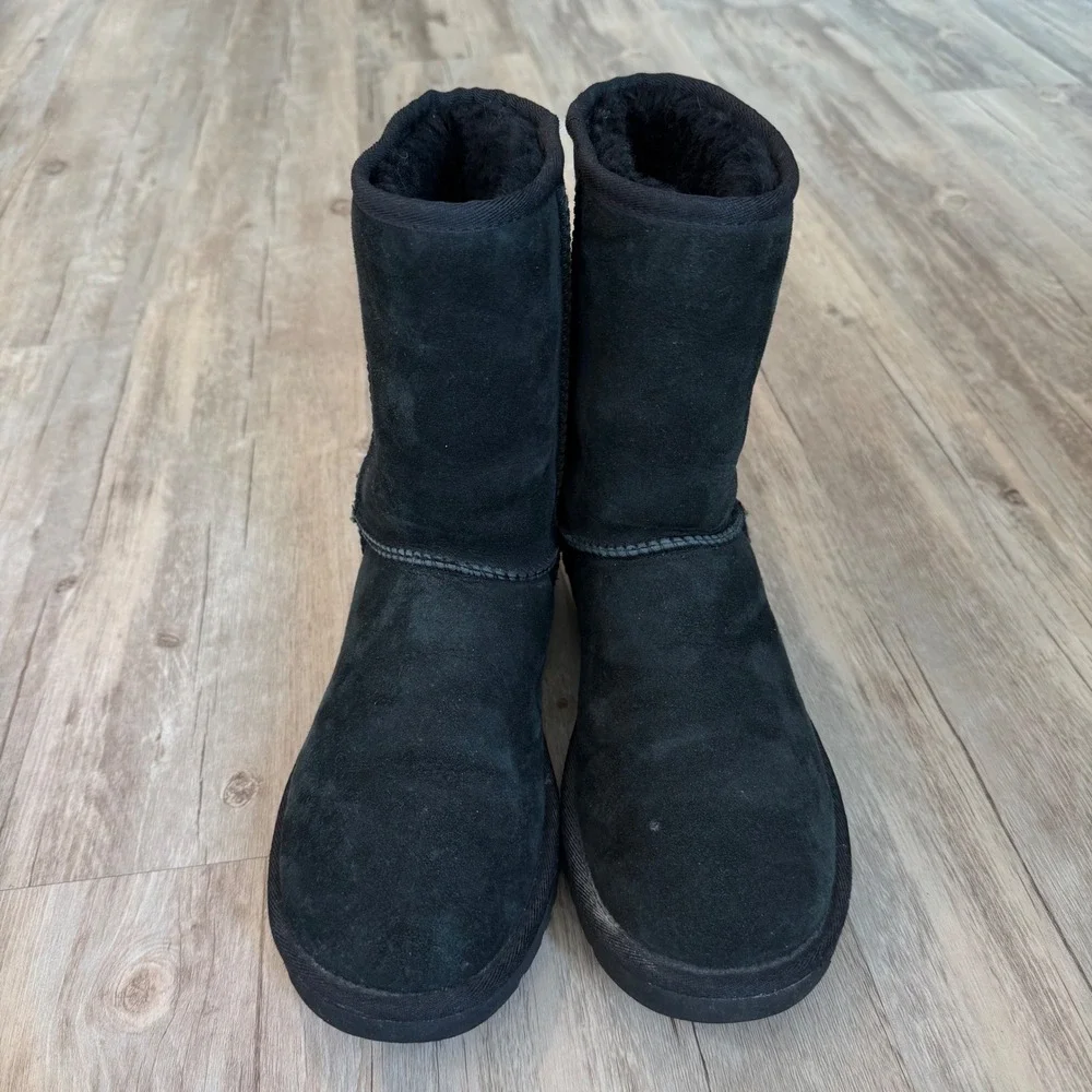 UGG Australia Classic Short II Black Suede Sheepskin Boots 5825 Women's Size 8